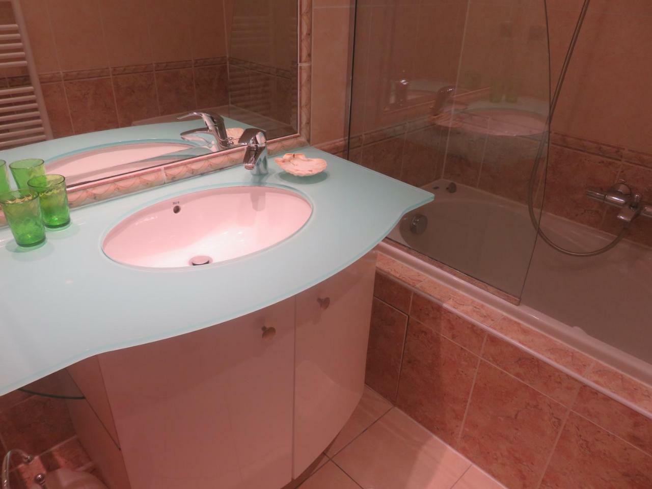 Stunning 2 Bed, 2 Bath Apt On The Cannes Sea Front Has Swimming Pool And Is A Secure Modern Building 464 المظهر الخارجي الصورة